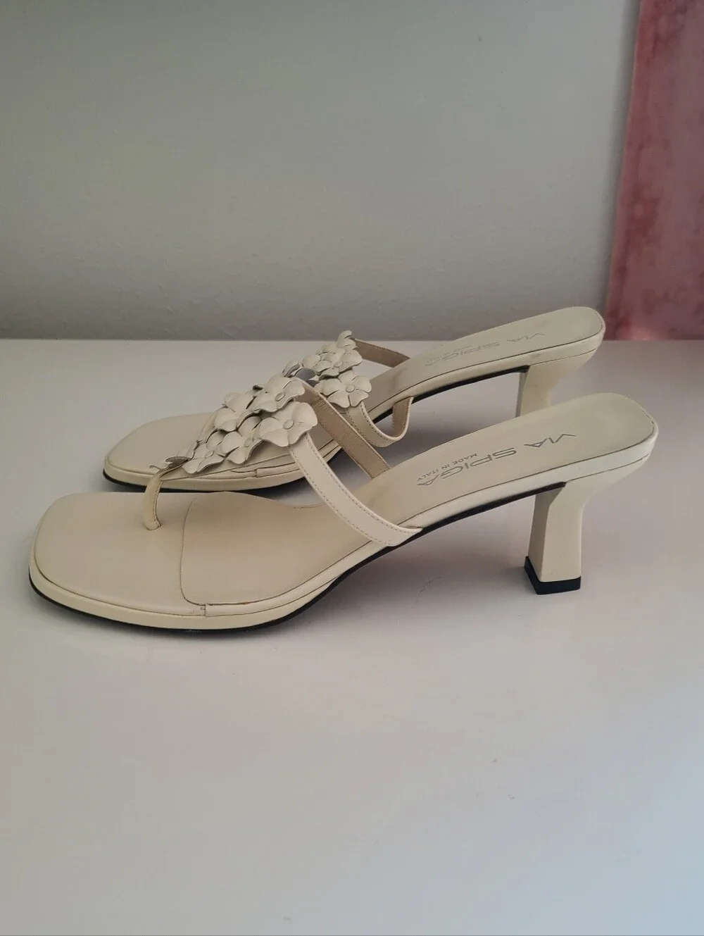 NWOT Via Spiga Cream Floral-Accent Heeled Thong Sandals Size 8 Leather Vacation